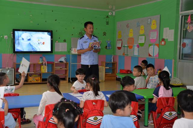素衣飘扬|平邑交警走进幼儿园开展交通安全宣传教育
