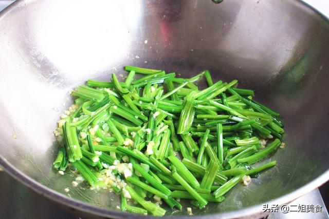 无论炒什么青菜，都别直接下锅炒了，牢记3个技巧，炒啥菜都翠绿