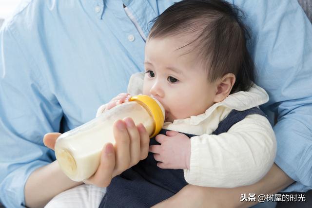 你的育儿经■宝宝呛奶后不吃奶了怎么办？宝宝吃奶时哭闹的原因？这样可以预防