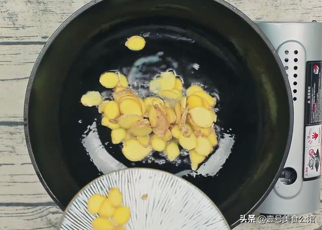 香辣鸡爪这样做太好吃，烹饪简单，软烂入味，家人喜欢的美食