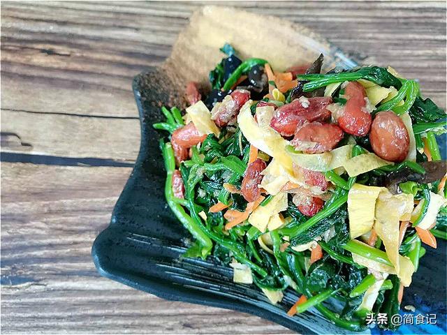 凉拌菠菜，怎样做翠绿又嫩滑？大厨：多加1步，跟饭店的一样好吃