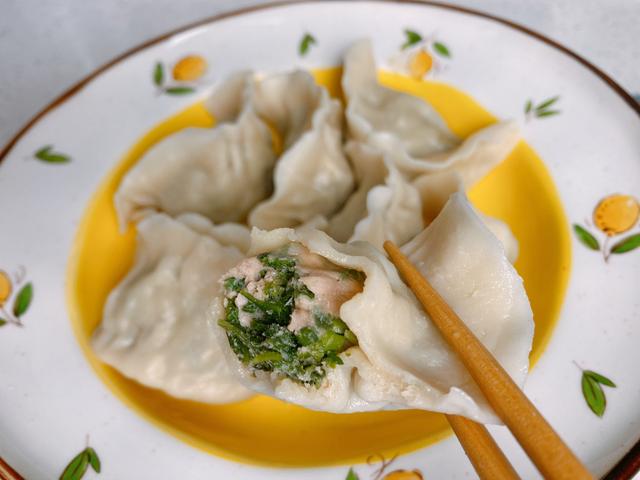 荠菜馅饺子怎么调最好吃？教你3招，荠菜翠绿不发黄，鲜嫩多汁
