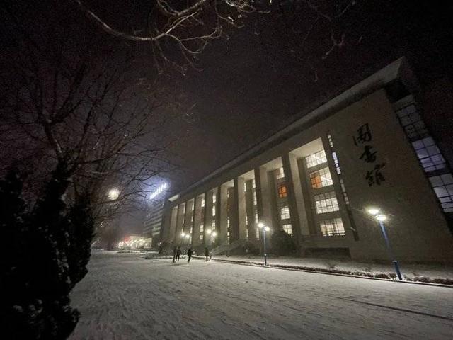 雪粉华，舞梨花，海天一色舞面纱！山东外事职业大学迎今冬首雪