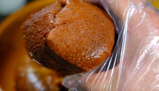 这才是卤牛肉的正确做法，牛肉色泽鲜亮不柴不腥，家里人都爱吃