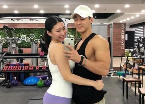 超级宝妈|42岁阿姨身材颜值媲美少女，嫁25岁帅小伙生双胞胎，自律人生真美