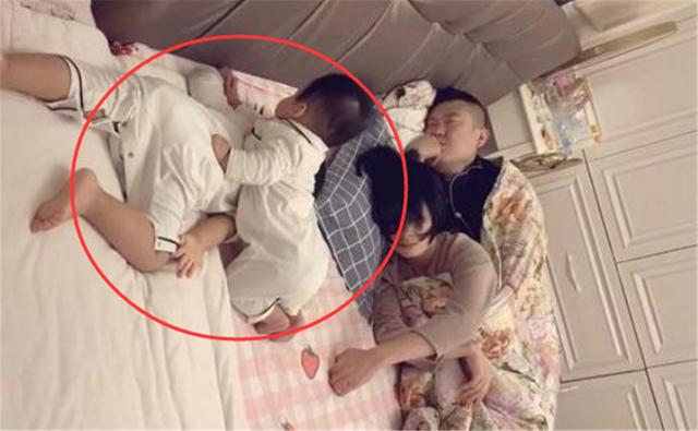 超级宝妈▲佛系夫妇带娃睡觉，一家人姿势亮了：孩子是个意外，夫妻才是真爱