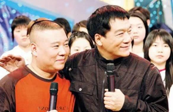 郭德纲拿可乐酸梅汤祭拜恩师，遭人非议，却表示还要送一辈子|fun娱乐