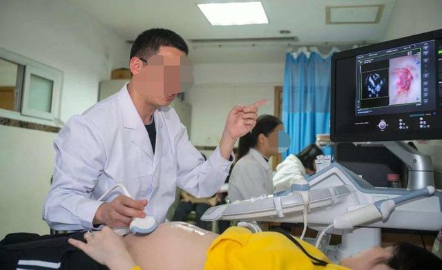 超级宝妈■内检遇到男医生?本应紧张尴尬的孕妈,却很放松,原因耐人寻味