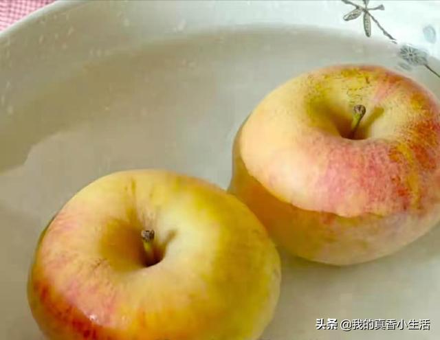 苹果冬天生吃易肠胃不适，教你一个新吃法，酸甜开胃，比蛋糕好吃