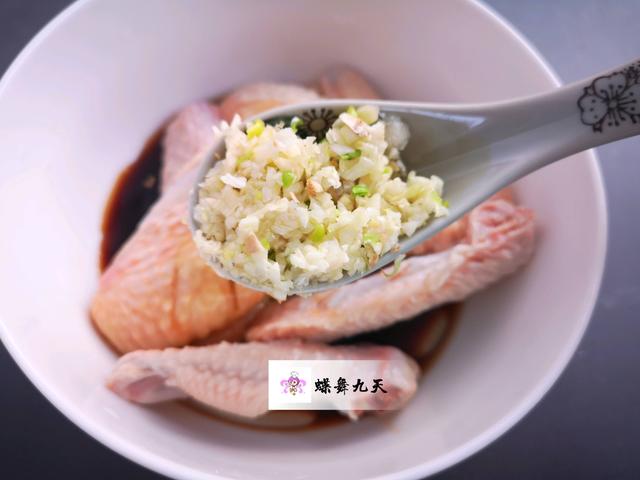 #超级宝妈#蜂蜜配“它”天生一对，即营养又美味，女儿一口一个吃不停