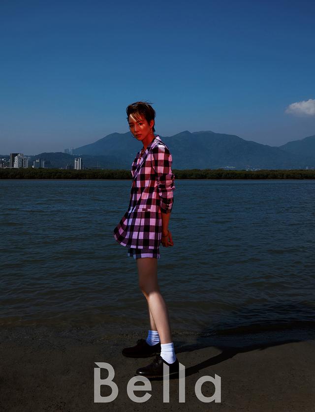 张钧甯封面大片 眼神坚毅气质清冷新华网客户端