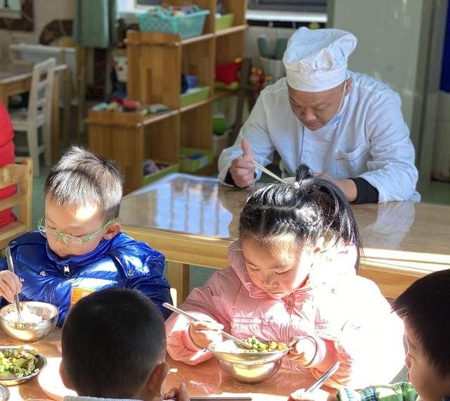 幼儿园大厨陪餐3年，专“治”宝宝挑食