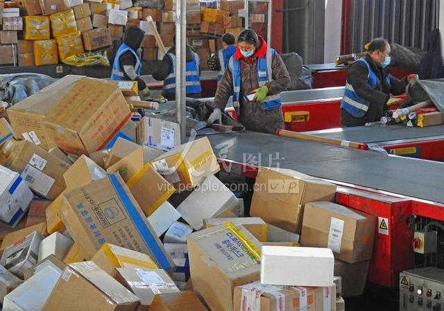 人民图片■江苏连云港：物流快递不停歇 保障物品流通