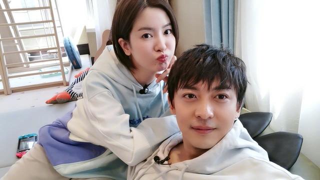 因戏生情,没想到戏外“小燕子”和“尔康”的婚后生活这么甜|资讯早知道