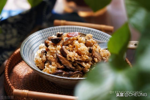 教你做懒人家常饭，用电饭锅做的香菇香肠饭，营养美味的便当饭