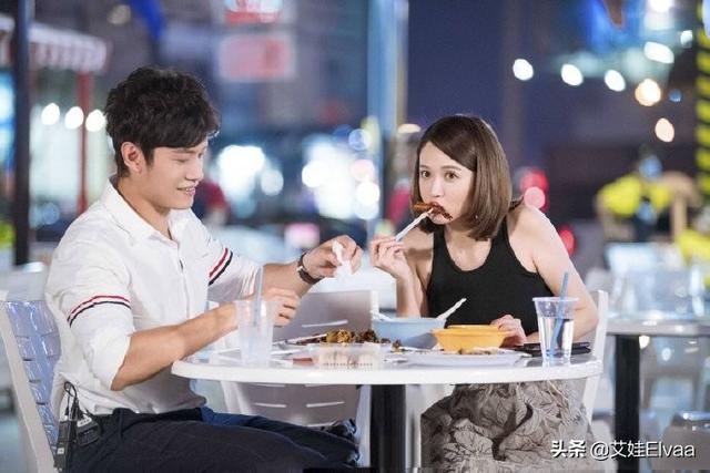 时尚迪科41岁陈乔恩嫩到收不住，穿波点裙搭项链，玩泡泡机水灵如21岁姑娘