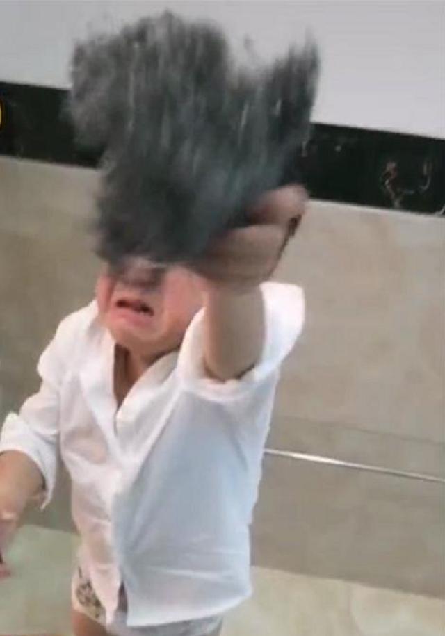 [你的育儿经]萌娃拿钢丝球帮爸爸搓澡，被婉拒后大哭，萌翻了众多网友