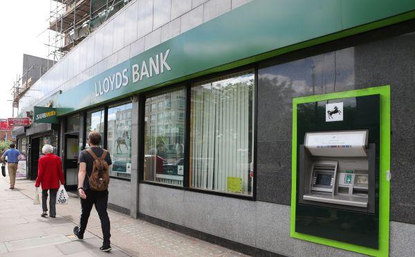 伦敦|外媒：英国劳埃德银行集团去年净利润暴跌近65%