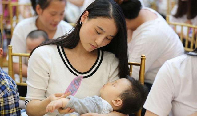 「超级宝妈」“我不用吃饭吗”宝妈喂完孩子，发现饭菜都没了，掀了桌子