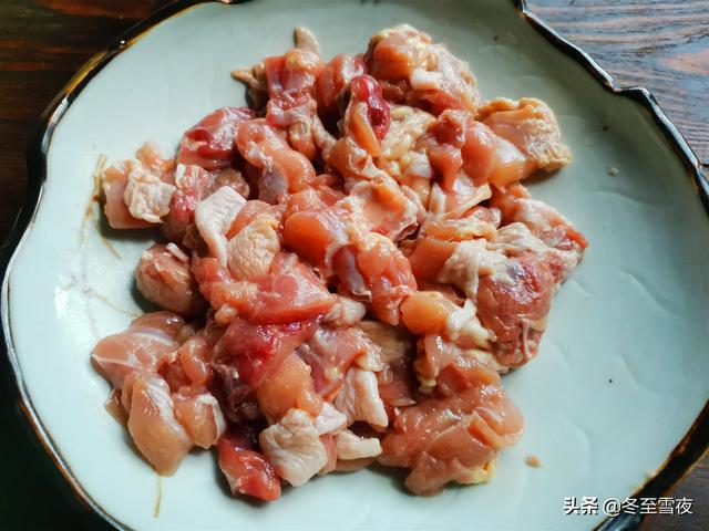鸡腿|教你在家做辣子鸡丁，辣椒炒不糊，鸡丁外焦里嫩，方法一学就会