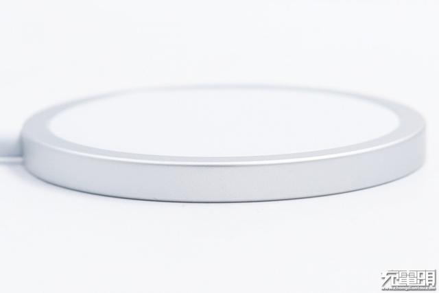 苹果MagSafe磁吸式无线充是指向未来的吗？