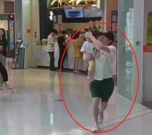 「你的育儿经」"人贩子爸爸"火了,商场捂住孩子眼睛狂奔,路人:差点就报警了