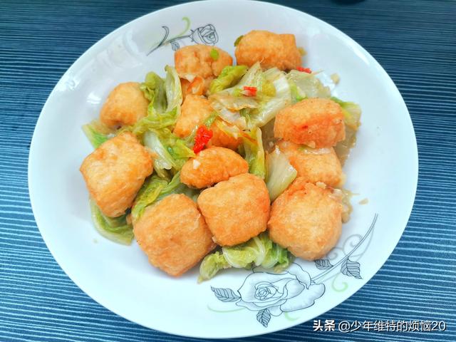 天冷了，白菜与此豆腐搭配着吃，一炒一焖，清淡美味，没肉也好吃