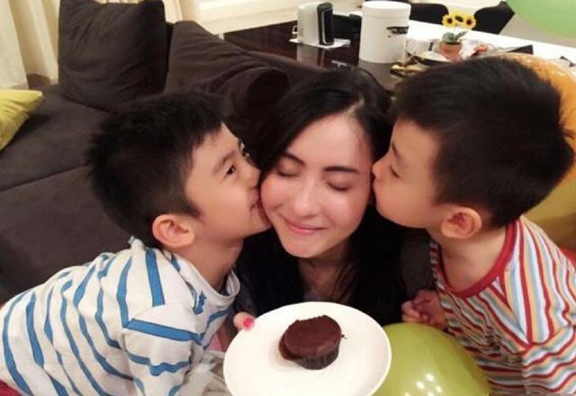 张柏芝40岁生日，大儿子煽情送祝福，二儿子用心为她准备了礼物影视交流地