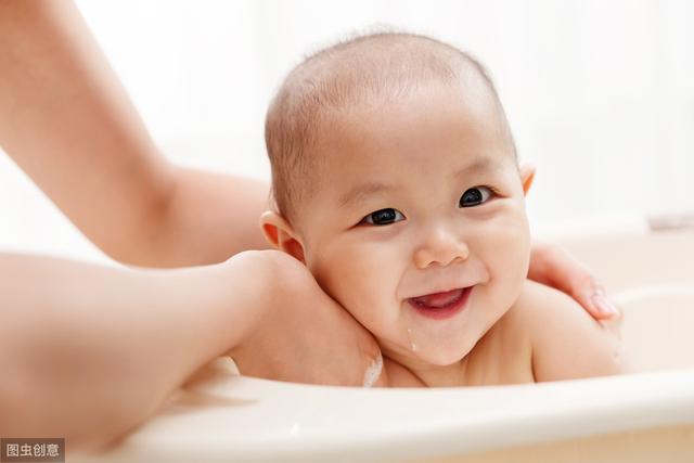你的育儿经|宝宝夏天洗澡的正确打开方式,请妈妈们收藏备用