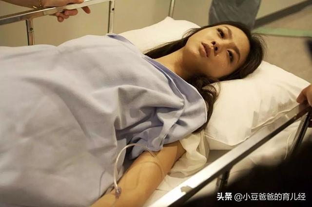 孕妈生下双胞胎，刚出院又被紧急送医，医生检查后怒斥公公：禽兽