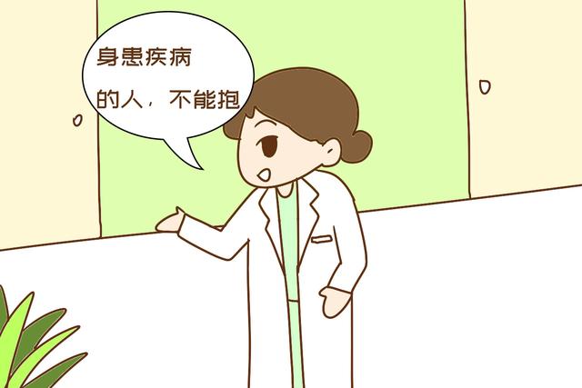 #超级宝妈#新生儿很脆弱，父母要牢记“两抱三不抱”，别让人乱亲近
