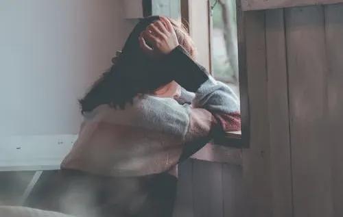 超级宝妈@网课老师背着娃出镜：妈妈是超人，真的是一种赞美吗？
