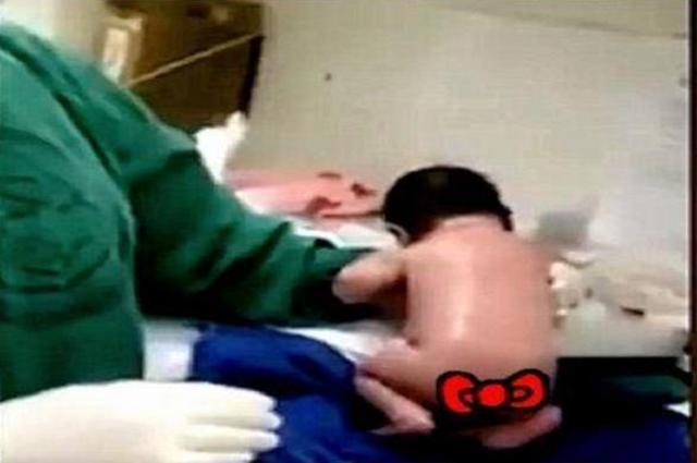 「你的育儿经」“最灵活新生儿”走红，脐带还没剪就想跑，宝妈刀口都差点笑裂了