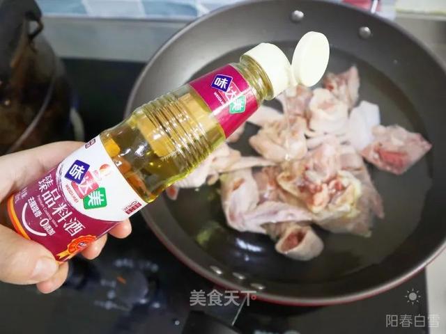 菌菇焖炒鸡：浓郁鲜美，配上一碗米饭，完美！