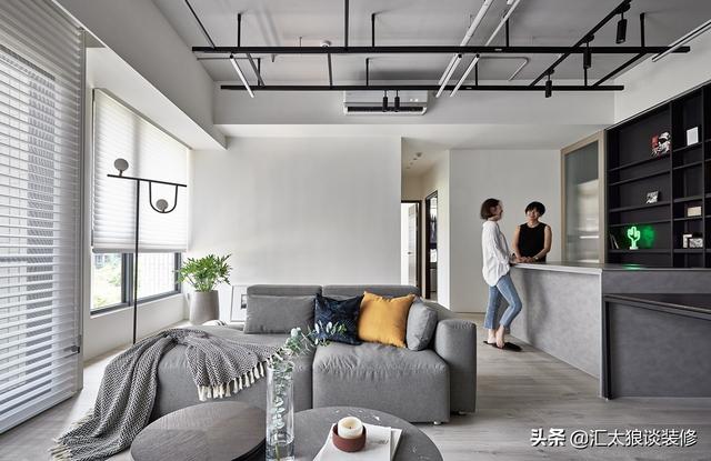 水泥墙配木色家具，看似朴素简单，实则纯净高级，氛围超让人放松