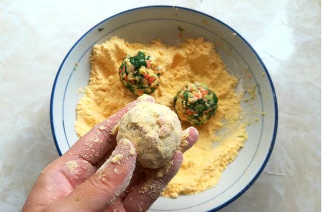 冬天，就馋这“菜团子”，粗粮细作，全面营养，比吃馒头强多了