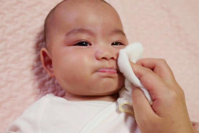 『天使宝贝』妈妈单独带孩子睡觉是什么样,看见监控实拍,隔着屏幕都感觉累