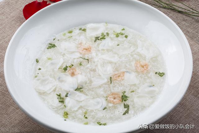 教你在家做翡翠鸡蛋汤，蛋花如棉絮，翠绿又清香，掌握窍门很简单