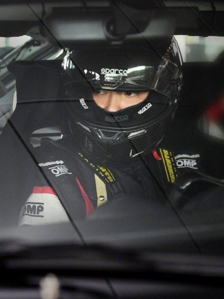 赛车手上线！吴亦凡解锁新身份 穿赛车服酷飒有型|fun娱乐