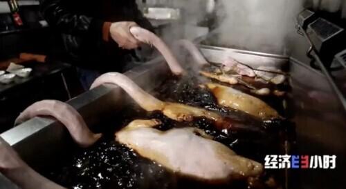 卤鹅|一个原本不产牛的地方，却把牛肉火锅做成“中华名小吃”！潮汕如何做到的？