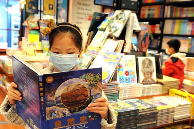中国江苏网■国际儿童图书日 扬州不少家长为孩子挑外文书