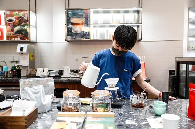 咖啡|在耐人“寻味”的海派城市空间，一品咖啡馆里的文化腔调