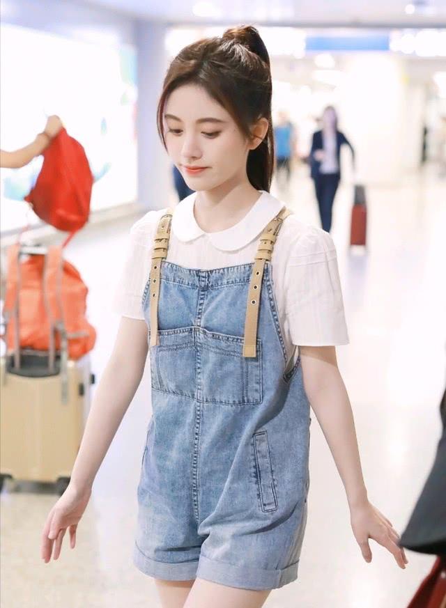 普拉达女王鞠婧祎穿白衬衫配背带裤，才知道啥叫“初恋”，女孩看了也喜欢啊