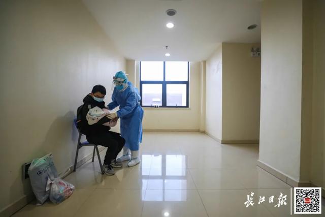 「你的育儿经」感染新冠肺炎的孕妈妈产女23天后，一家三口终于团聚了