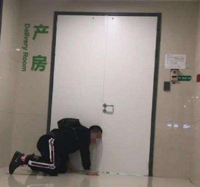『超级宝妈』产妇生孩子，女儿一人在门口等待，孩子说的话，护士哽咽了