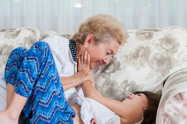[你的育儿经]为什么妈妈在身边，孩子反而更容易哭闹？
