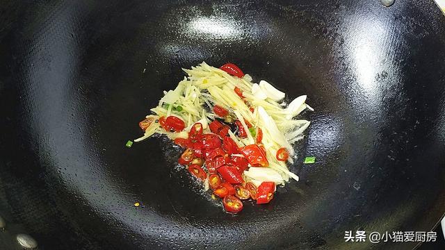 天冷了，早餐来一碗热气腾腾的“姜丝猪肝面”，鲜香好吃浑身暖和