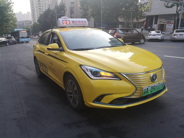 山城打车，偶遇一辆纯电动，你猜司机怎么评价新能源？