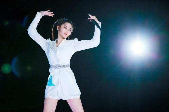 《创造营2020》徐艺洋首场公演气场全开 反差魅力收割欢乐资讯早知道
