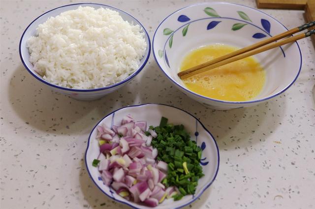 做蛋炒饭，记得“软炒”鸡蛋，每一勺米里都有蛋花，松软颗粒分明